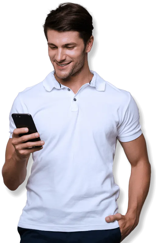 Uomo guarda cellulare